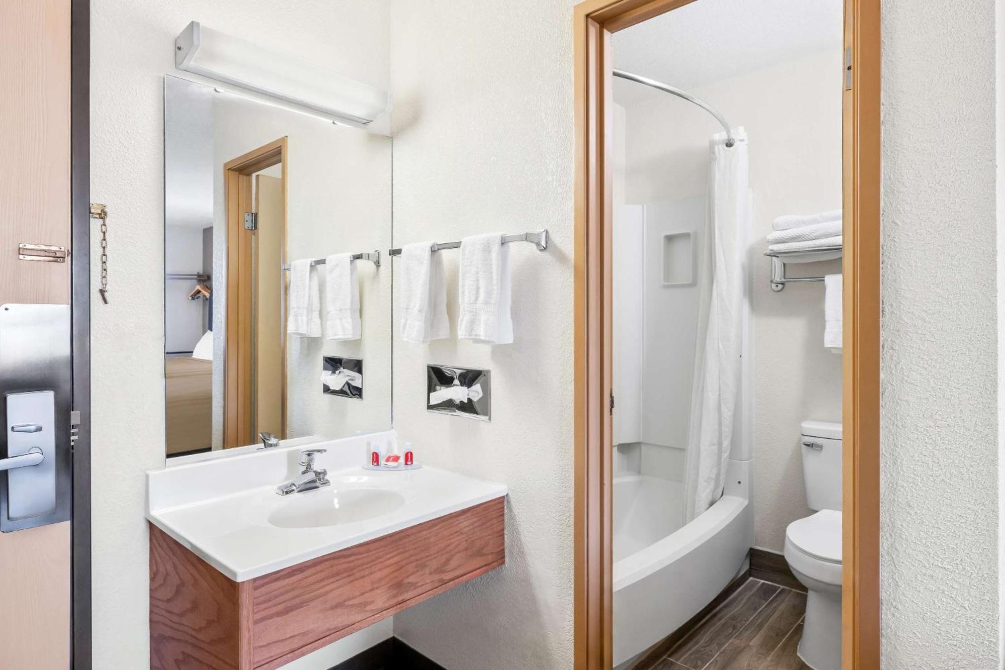 אמפוריה Econo Lodge מראה חיצוני תמונה